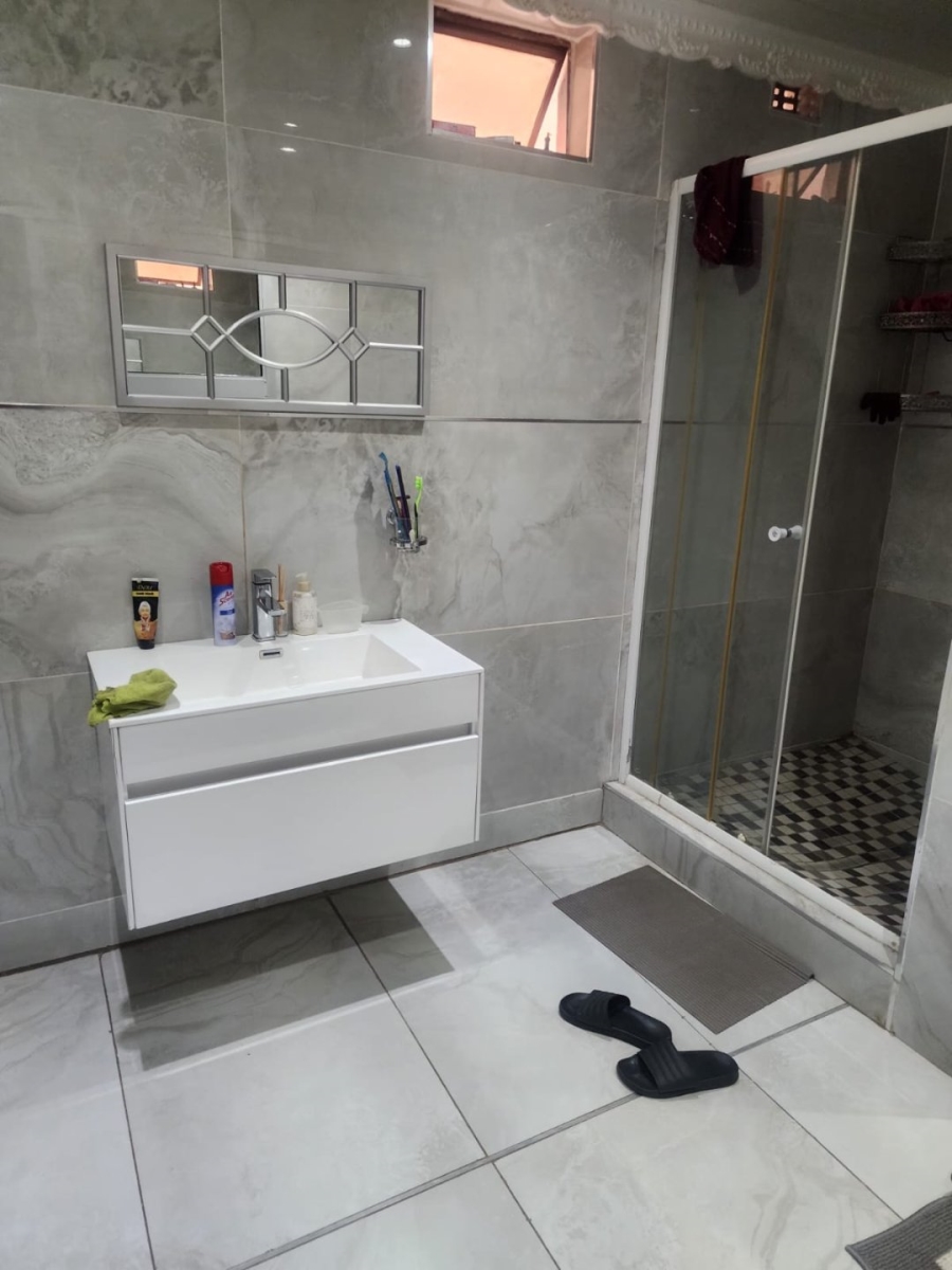 6 Bedroom Property for Sale in Manzil Park North West